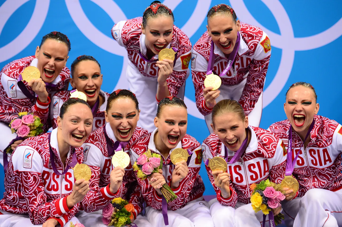 Natalia Istšenko ühes kaaslastega 2012. aasta olümpiavõitu tähistamas.