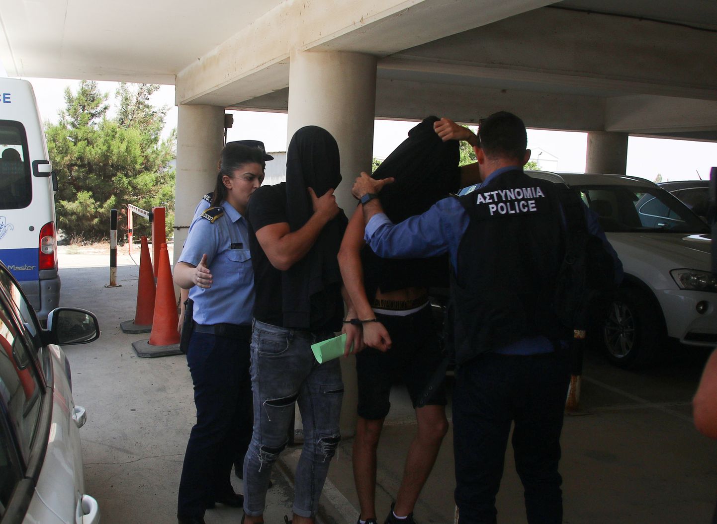 Izvarošanā apsūdzētie pusaudži ierodas tiesas priekšā Kiprā.