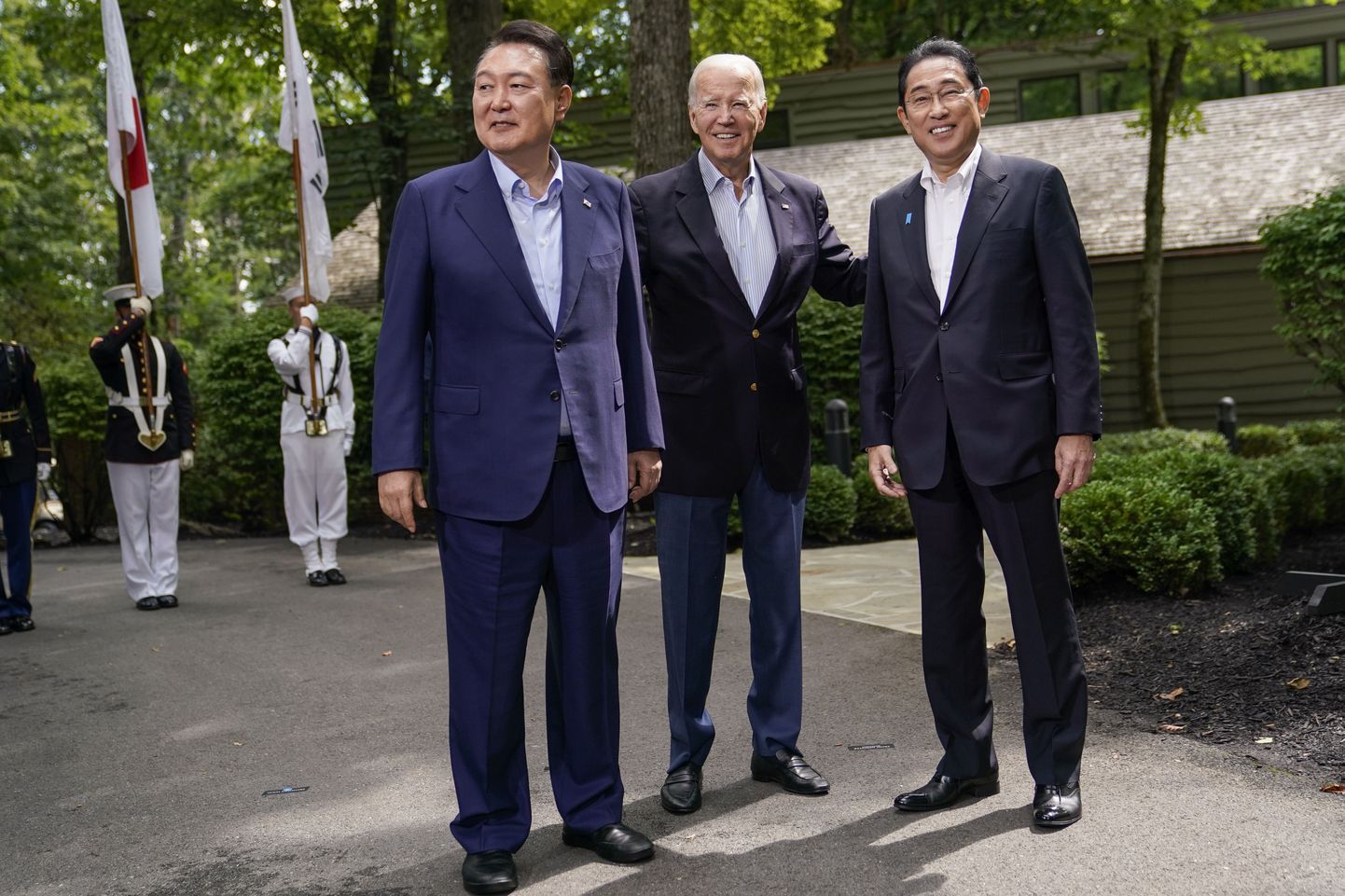 Lõuna-Korea president Yoon Suk Yeol, USA president Joe Biden ja Jaapani peaminister Fumio Kishida 18. augustil Camp Davidis.