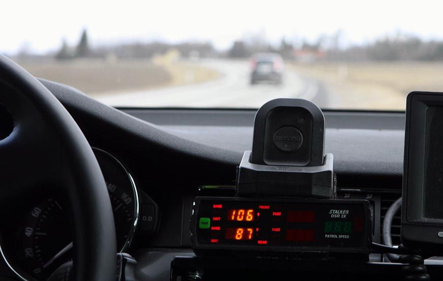 Politseiautosse kinnitatud mõõtmisseadmed võimaldavad fikseerida nii läheneva kui kaugeneva auto kiirust ja seda nii politseiauto ees kui taga.