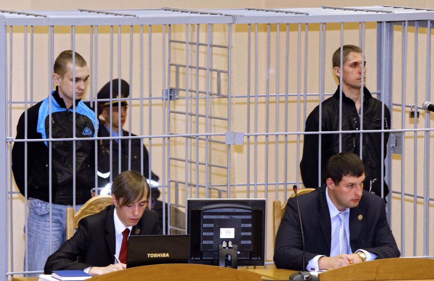 Minski metrooplahvatuse korraldamise eest hukatud Dmitri Konovalov (seisab vasakul) ja Vladislav Kovaljov (seisab paremal) mullu septembris kohtusaalis.