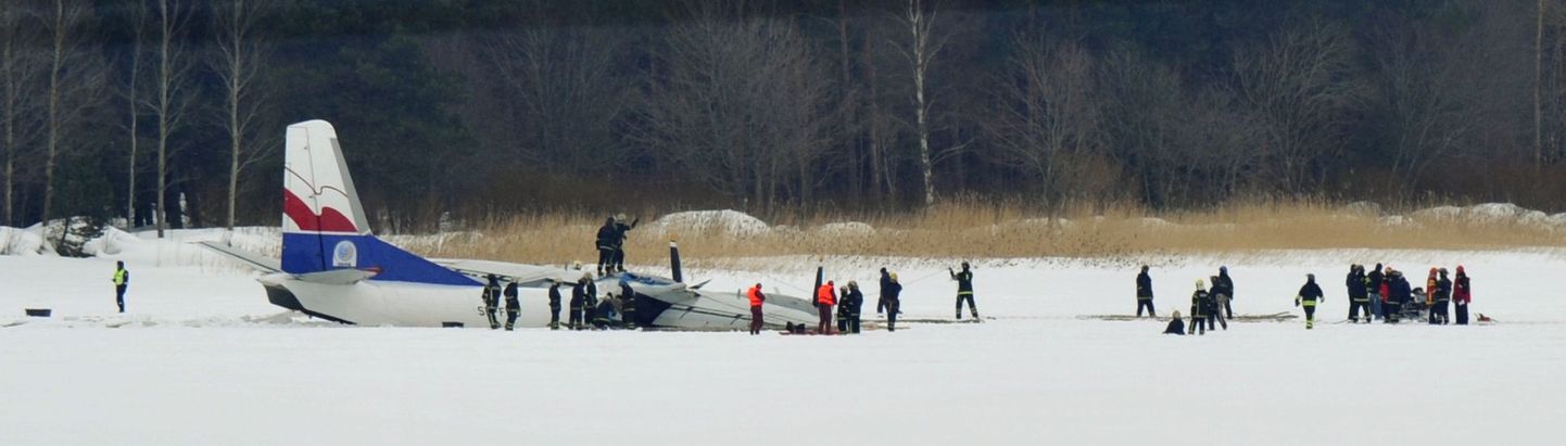 Läbi jää vajunud lennuki juures askeldavad päästetöötajad.