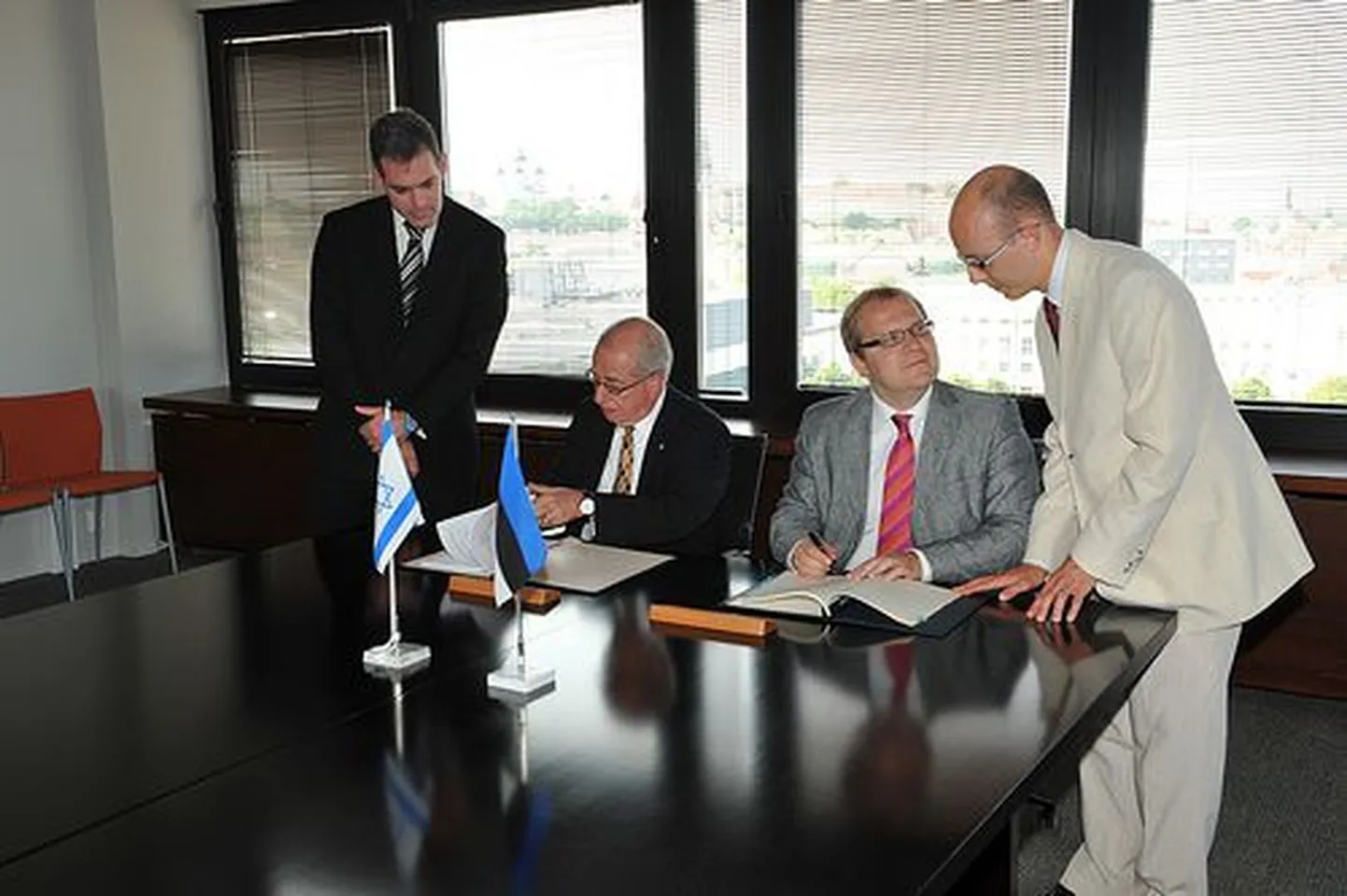 Välisminister Urmas Paet ja Iisraeli välisminister Avi Granot täna lepingut allkirjastamas.