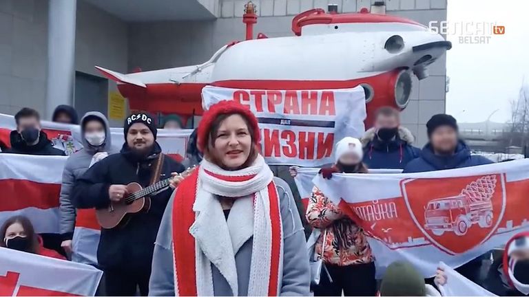 Трое активистов белорусской диаспоры после ареста за акцию с бело-красной-белой символикой покинули Россию