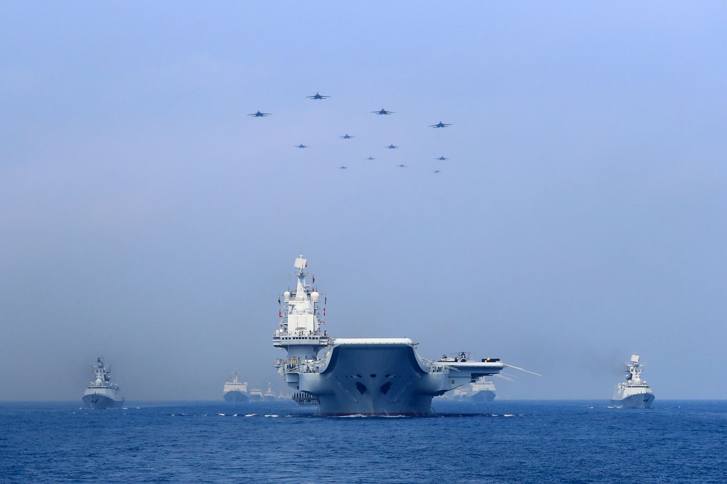 Военные корабли и истребители китайской армии. Иллюстративное фото.