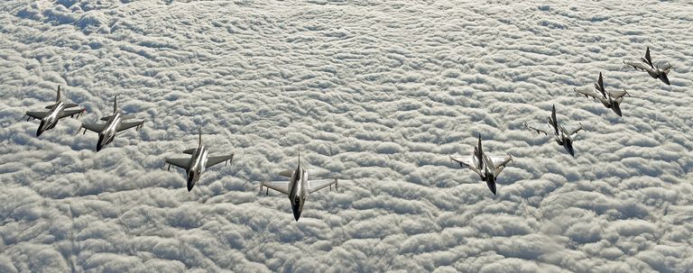Neli F-16C lennukit ja neli Rootsi õhujõudude JAS39 Gripenit harjutamas Rootsi õhuruumis.