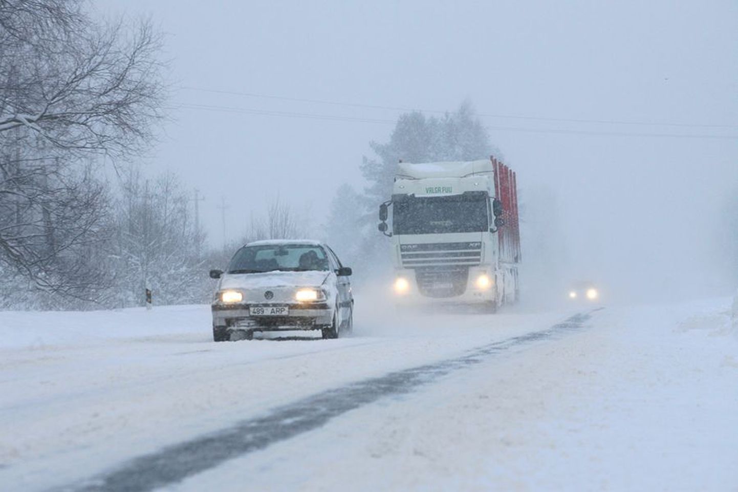 Imaverest Viljandi poole kulgev maantee oli reede öösel paremas seisukorras kui Tallinna—Tartu maantee, mis oli täiesti lumme tuisanud. Reede hommikul oli Imavere teel veel pisut asfalti näha.