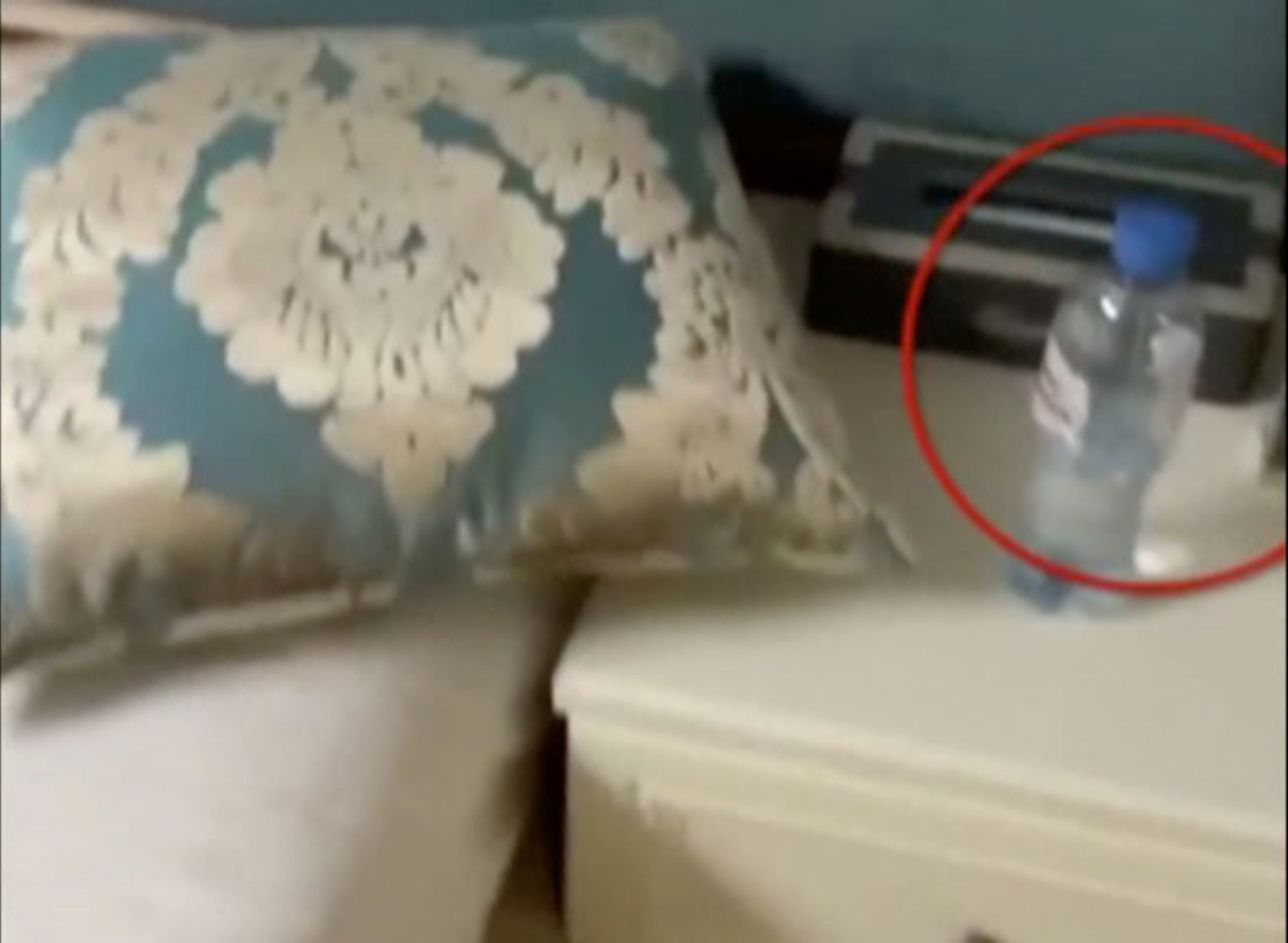 Videokaader, millel on näha veepudelit Venemaa Tomski hotellitoas, kus oli Aleksei Navalnõi