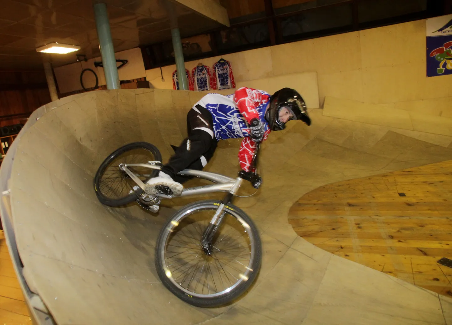BMX jalgratta krossi treening Tähtvere racing-hallis.