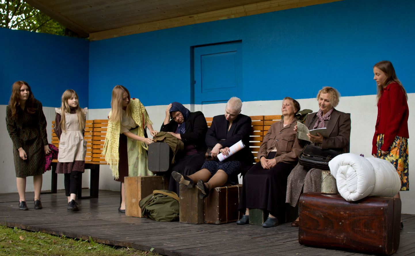 Näidend «Läbi Venemaa» räägib nelja eesti naise reisist läbi Venemaa koju.
