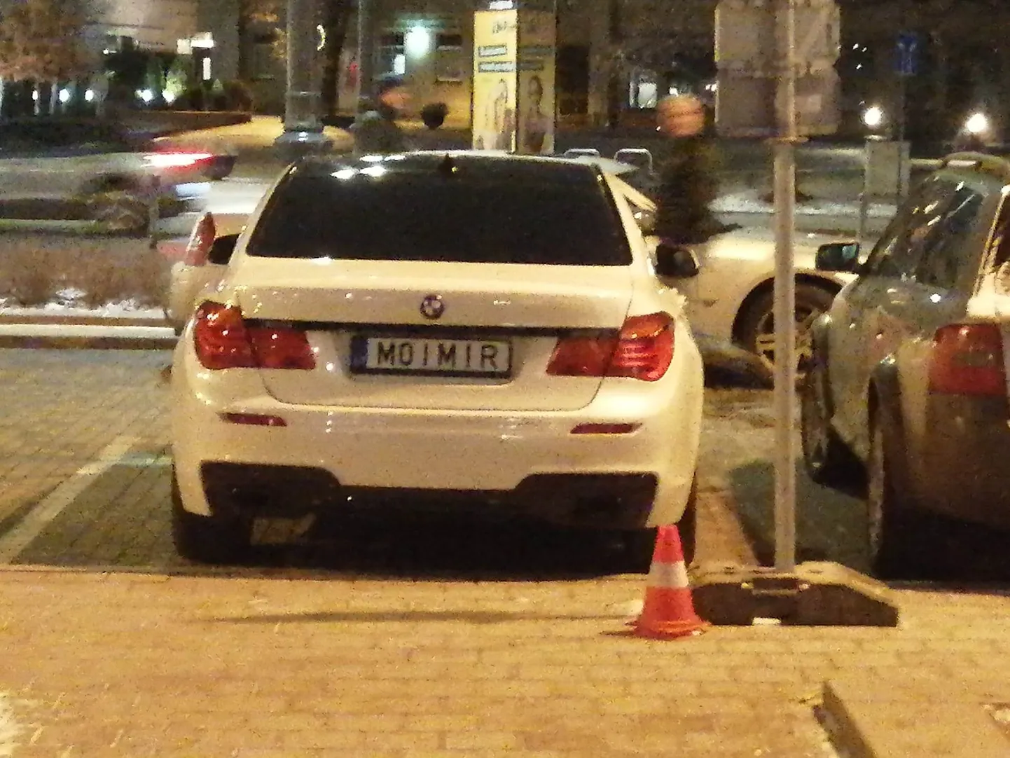 Автомобиль BMW с надписью MOIMIR на номерном знаке у выставленного в Вильнюсе уничтоженного в Украине российского танка