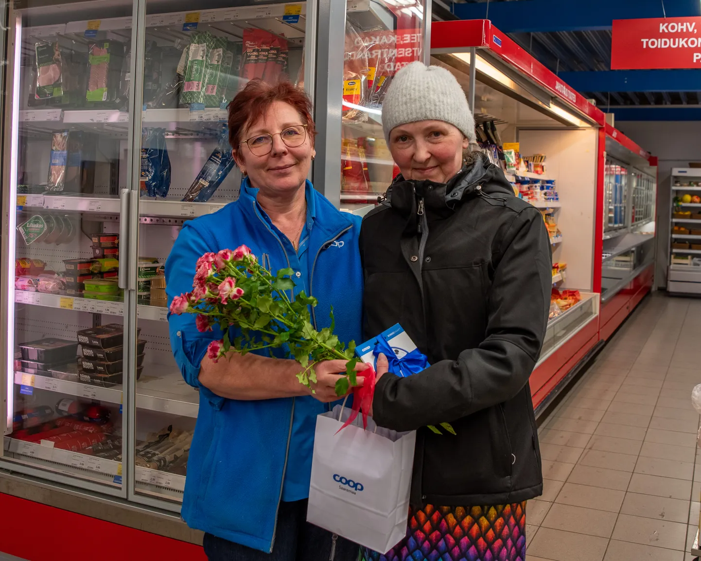 Coop Kärla kaupluse juhataja Helle Grahv ja Coop Loto kinkekaartide võitja Pille Tänak.