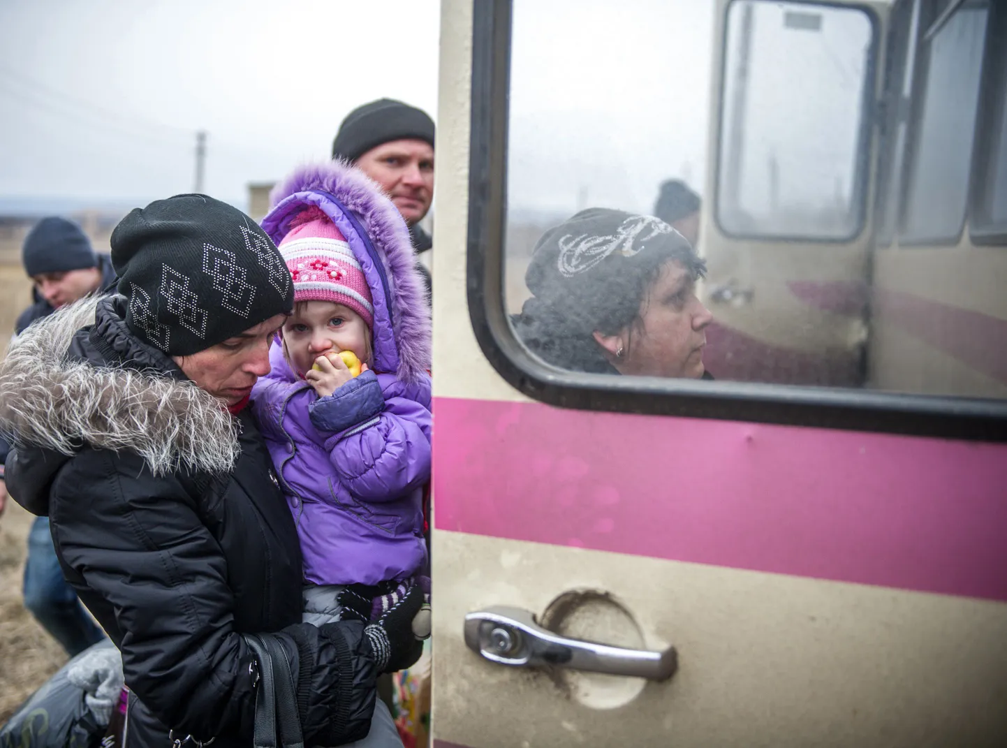 Ukraina perekonnad Venemaale suunduva bussi peale astumas.