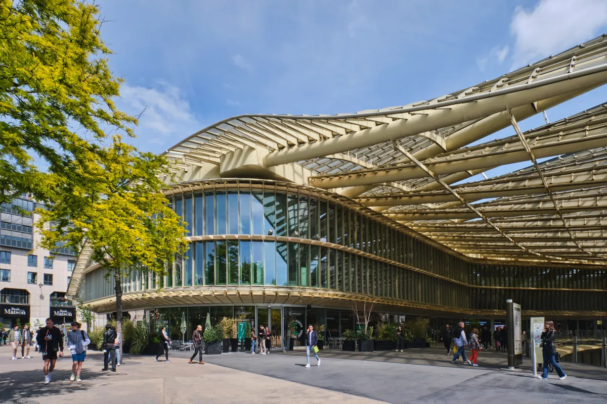 Les Halles pārtikas tirgus Parīzē mūsdienās.