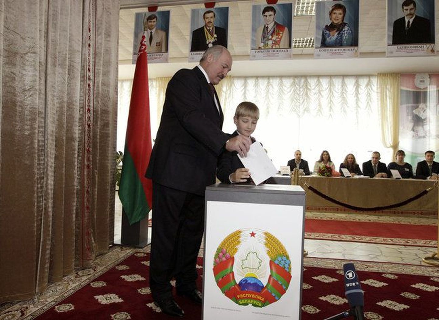 Александр Лукашенко и его сын Николай на избирательном участке