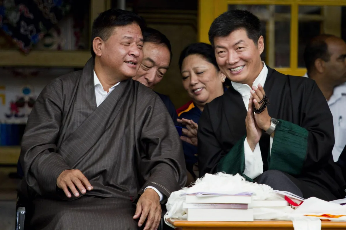 Tiibeti eksiilvalitsuse eelmine peaminister sikjong Lobsang Sangay (paremal) loovutas pärast kaht viieaastast ametiaega oma positsiooni Penpa Tseringile (vasakul).