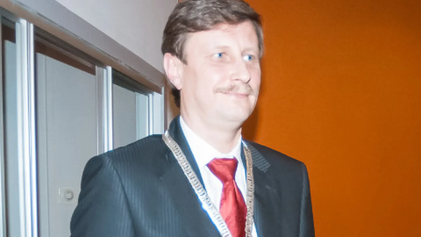 Eduard East passitas eile esimest korda Narva linnapea roostevaba ametimärki.