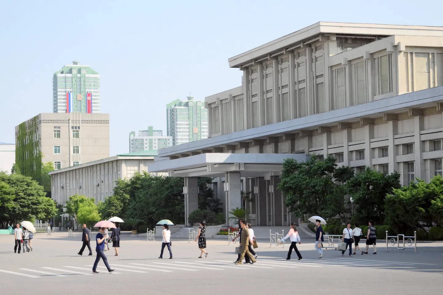 Inimesed sel kuul Põhja-Korea pealinna Pyongyangi tänaval.