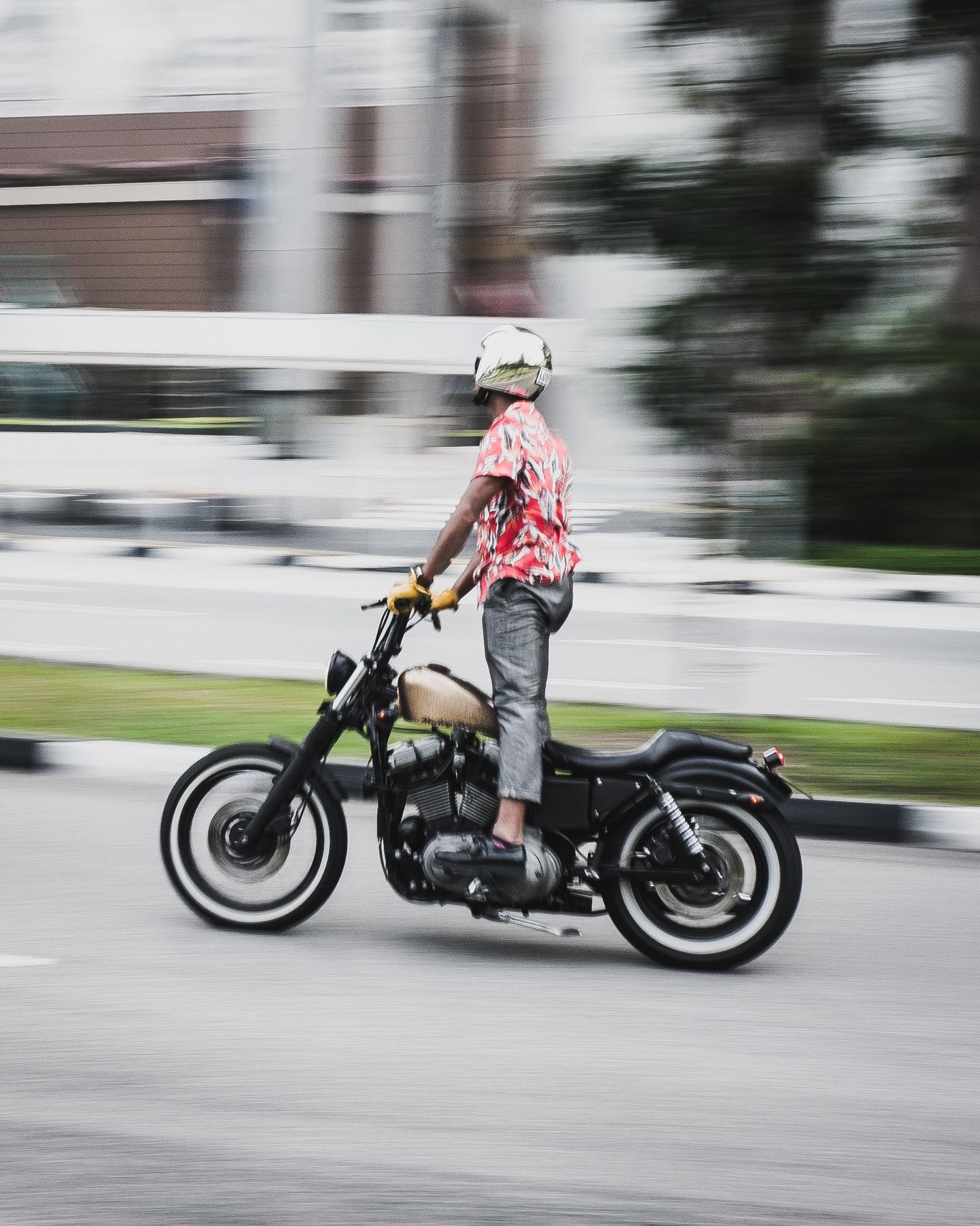Vīrietis ar motociklu. Ilustratīvs attēls