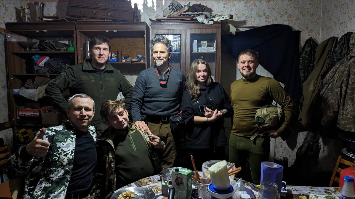 Украинские солдаты в месте жительства недалеко от фронта. Покойный Артур стоит в заднем ряду справа. Рядом с ним Александра. Второй слева - французский режиссер Флоран Марси, который снимал фильм об украинских солдатах.