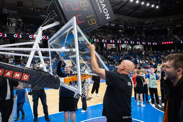 Unibet Arena korvpallilaud läks vahetusse.
