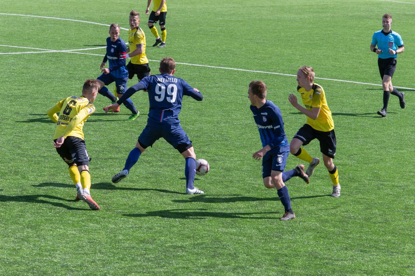 Premium-liiga jalgpallis kohtusid Viljandi Tulevik ja Paide Linnameeskond.