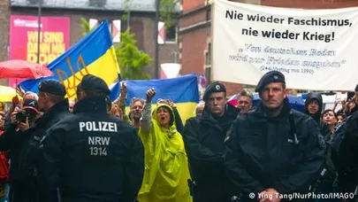 Полицейские и проукраинские активисты на акции в Кельне