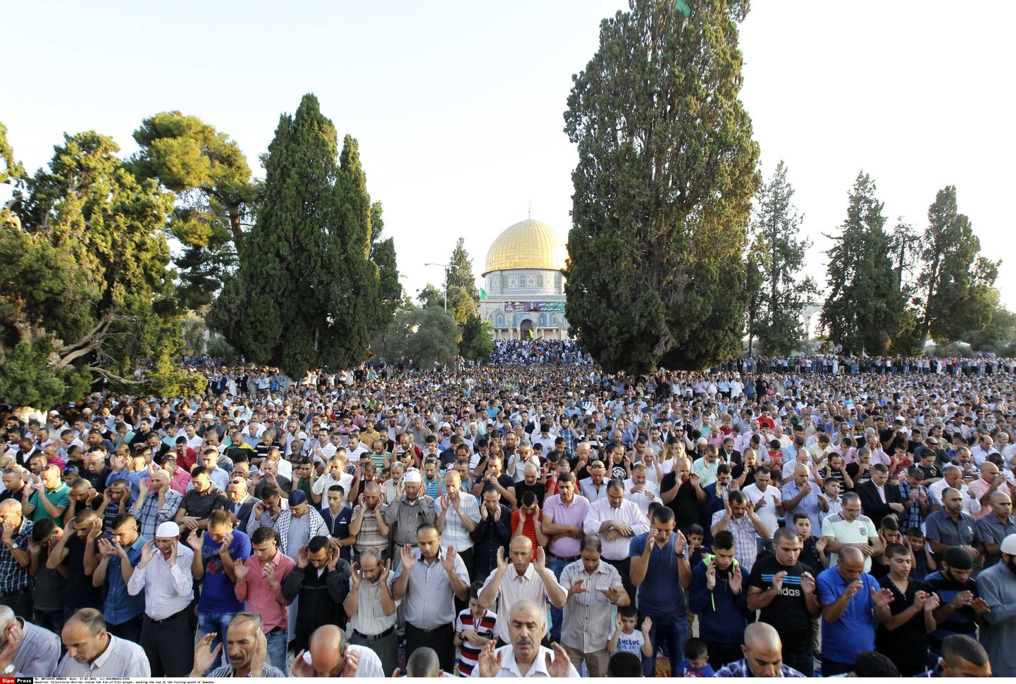 Moslemid palvetamas paastukuu lõpul Al-Aqsa moshee lähistel Jeruusalemmas.