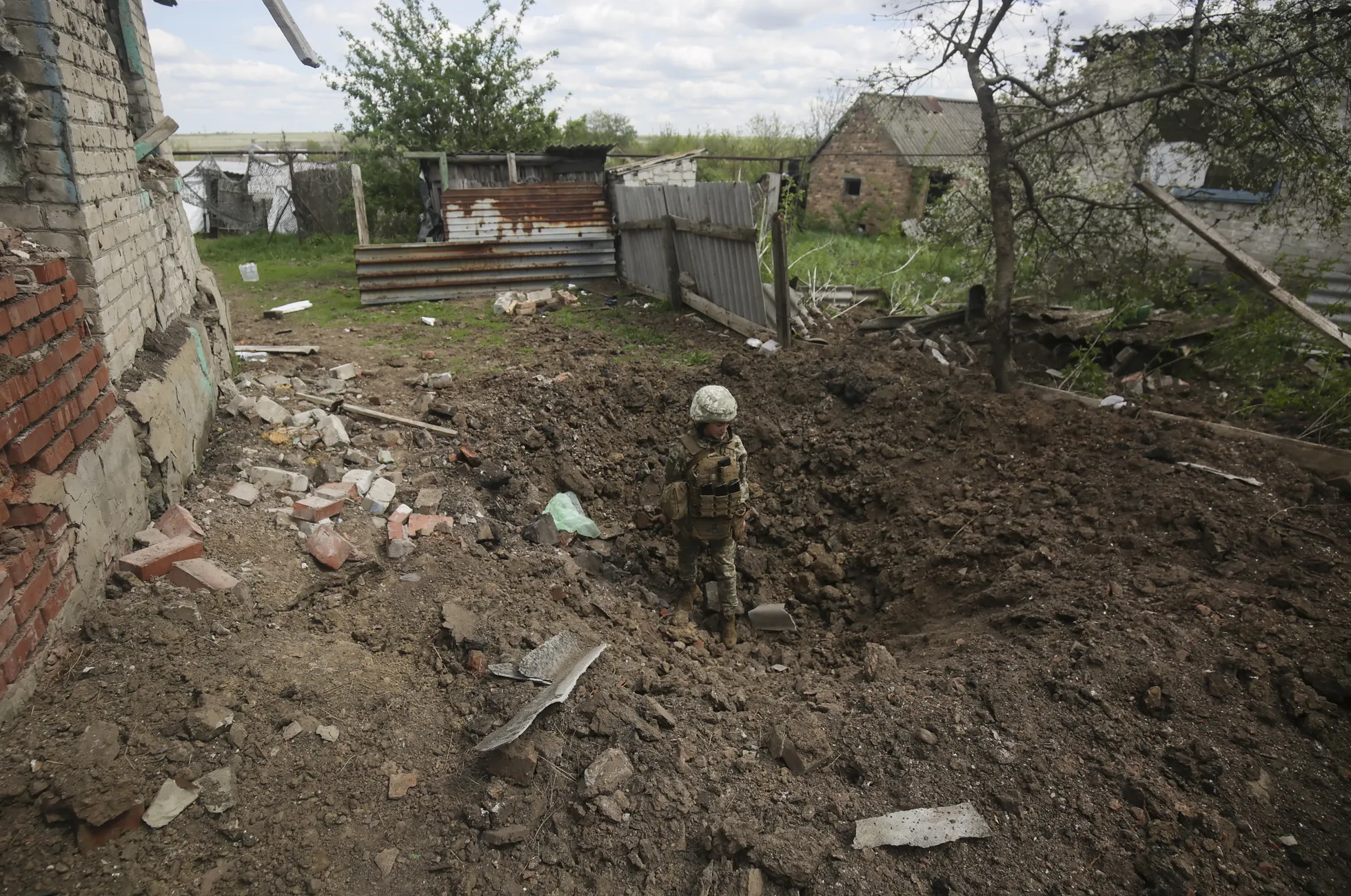 Ukraina sõjaväelane mürsukraatris Luhanske külas Donetski oblastis.