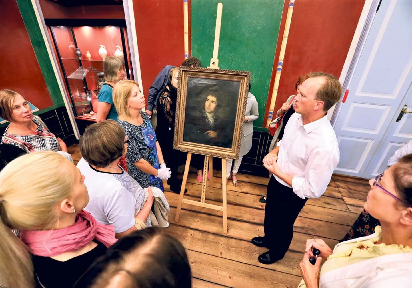 Tartu ülikooli kunstimuuseumi kuraator Ingrid Sahk (portree kõrval vasakul) tutvustas eile esimest korda huvilistele kaua kadunud maali Georg Friedrich Parrotist, mis on teadaolevalt ainus 19. sajandi Tartu ülikooli rektoritest tehtud portree. Eile uudistas seda teiste seas ka ülikooli õppeprorektor Mart Noorma (paremal).