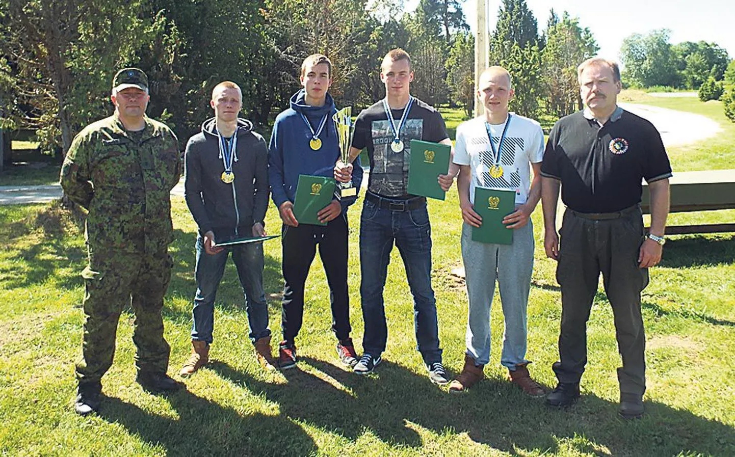 Mini-Erna võitjameeskond on kahe kindrali vahel. Vasakult Kaitseliidu ülem kindral Meelis Kiili, võitjaks tulnud Siim Aarna, Rasmus Rand, Riivo Rand, Kevin Kalda ja võistluse peakohtunik erukindral Johannes Kert.
