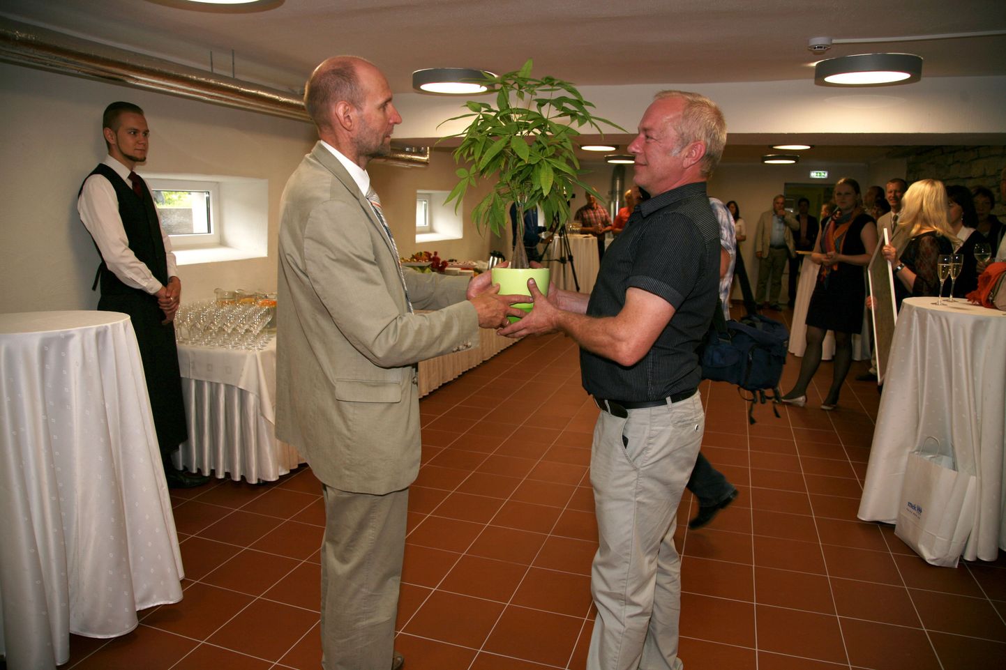 Põllumajandusminister Helir-Valdor Seeder kinkis ministeeriumi Järvamaa keskuse peremehele Andrus Leisile kontorisse rohelust.