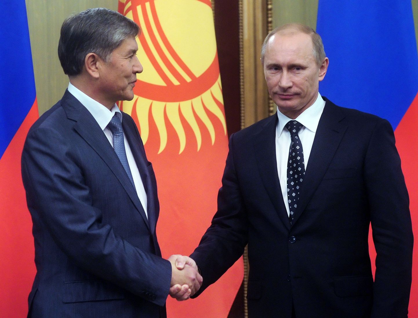 Vene peaminister Vladimir Putin (paremal) koos Kõrgõzstani ametivenna Almazbek Atambajeviga.