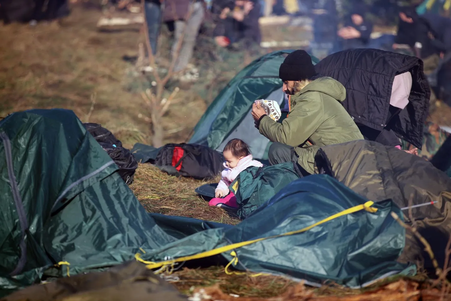 Lapsega migrant eile Poola piiri ääres Grodna rajoonis. Valgevene võimude väitel on sinna kogunenud üle 2000 inimese.