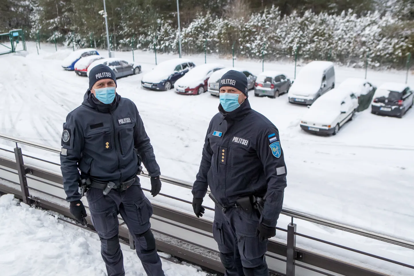 KLIENTE JÄTKUB: Kuressaare politseijaoskonna ametnikud Ellar Ellik ja Rain Tiirik 
politsei- ja piirivalveameti kinnises parklas, kuhu tuuakse hoiule roolijoodikute sõidukid.