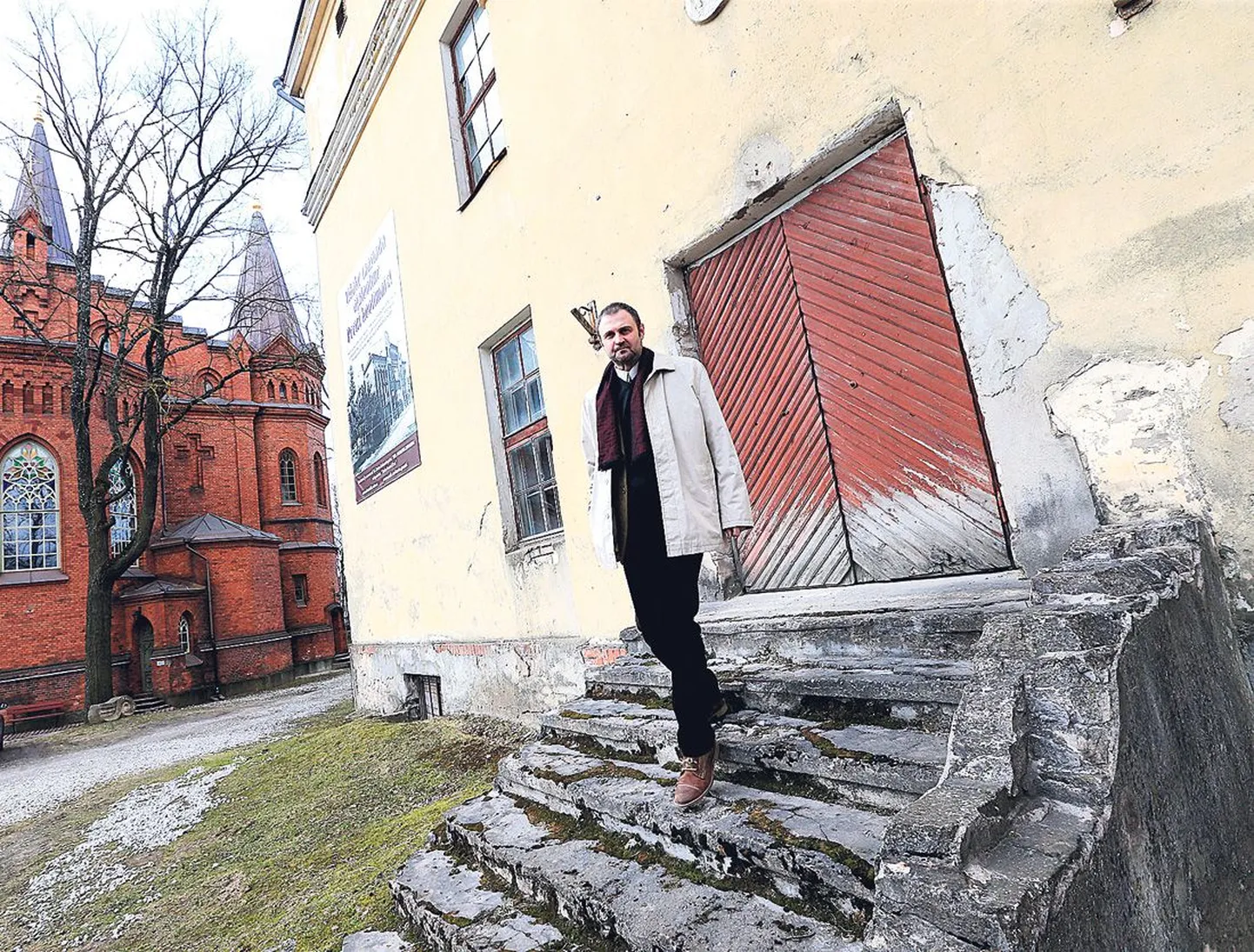 Ants Tooming astus kiriku lähedal alla trepist, mida mööda käisid sisse ja välja Peetri kooli lapsed ja õpetajad pärast hoone valmimist aastal 1910 kuni Teise maailmasõjani. Sõda tõi kaasa koolimaja hävingu. Varemetesse ehitas nõukogude võim tehase.