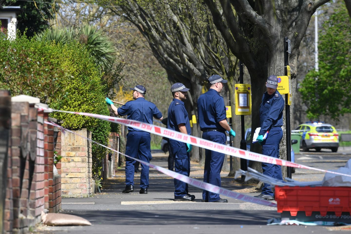 Politseinikud Newhamis toimunud noarünnaku sündmuskohal.