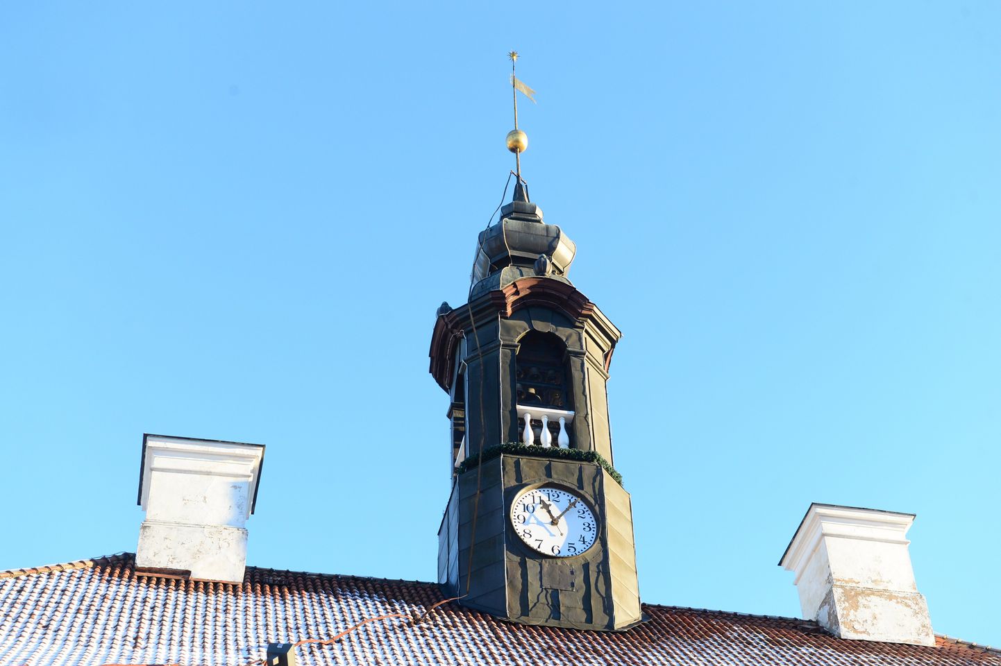Tartu raekoja tornis on komplekt kariljoni kelli.