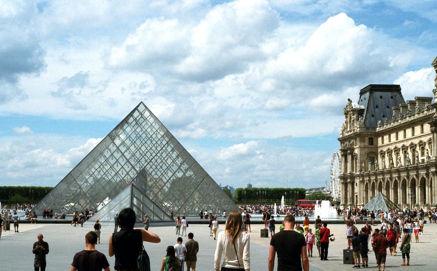 Louvre ehitati 12. sajandil Philippe II Auguste'i kuningapaleena.