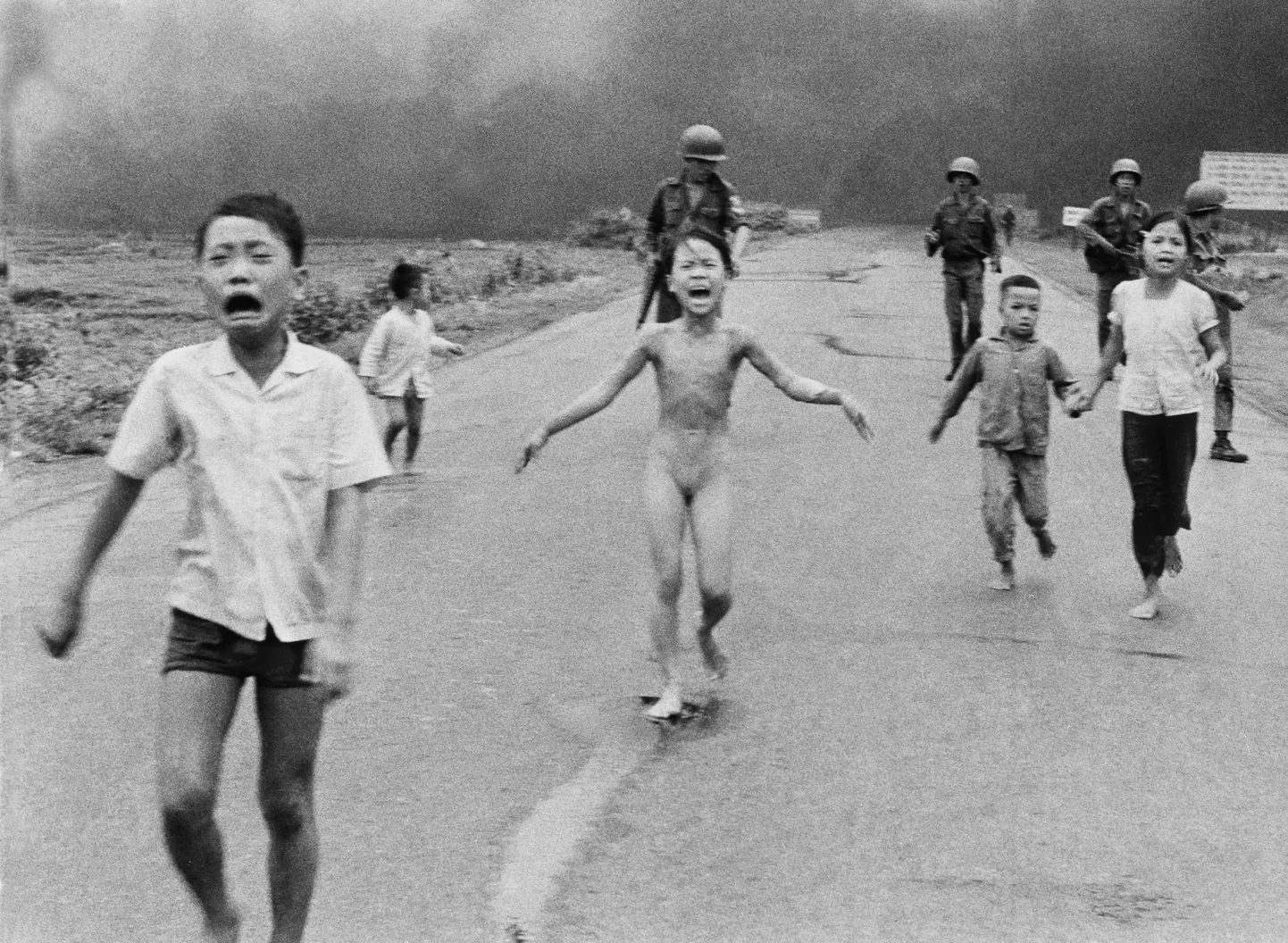Üheksa-aastane Kim Phuc (keskel) jooksis koos oma vendade ja nõbudega, neile järgnesid Lõuna-Vietnami väed, mööda maanteed nr 1 Trang Bangi lähedal pärast seda, kui Lõuna-Vietnami lennuk kogemata 8. juunil 1972 omaenda vägede ja tsiviilisikute pihta põleva napalmi heitis. Hirmunud tüdruk oli põgenedes oma põlevad riided seljast rebinud.