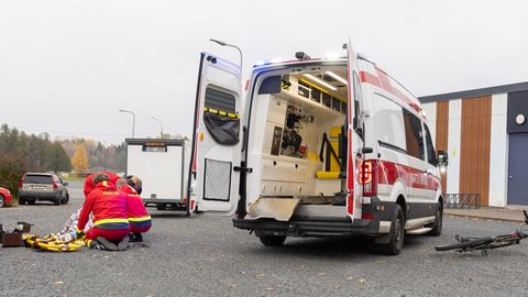 Jalgrattur põrkas linnastaadioni juures kokku sõiduautoga