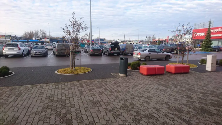 Pärnu Postimehele laekus vihje murelikult linlaselt, kes juhtus Pärnu Kaubamajaka parklas nägema avatud pagasiluugiga autot, kuhu oli pistetud inimene, kel käed kinni seotud ja kes karjus appi. Selgus, et tegemist oli läbimõtlematu, rumala eksperimendiga.