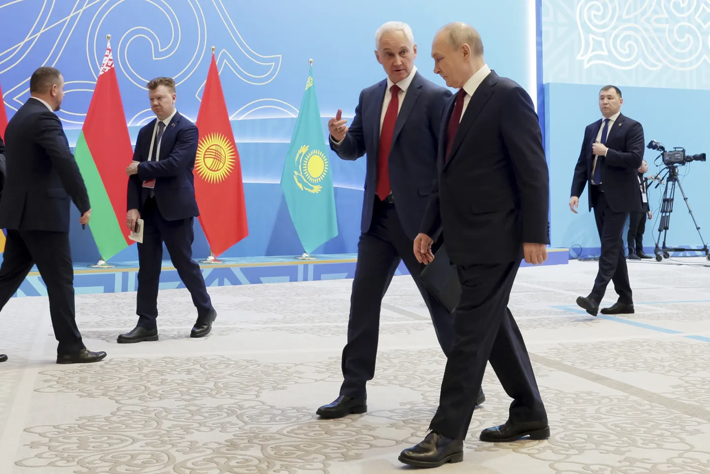 Президент России Владимир Путин (справа) слушает министра обороны России Андрея Белоусова, когда они идут в кулуарах саммита Организации Договора о коллективной безопасности (ОДКБ) в Астане, Казахстан, четверг, 28 ноября 2024 года.