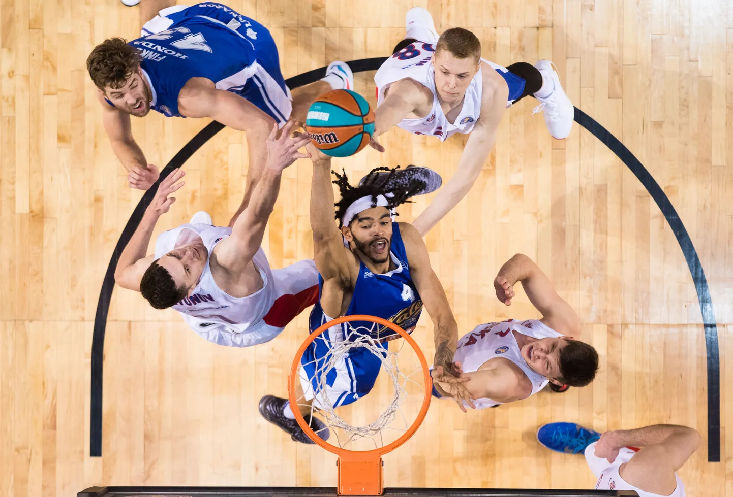 Hetk mängust Kalev/Cramo - CSKA, keskel on aktsioonis Kalevi endine mängija Sacha Killeya-Jones.