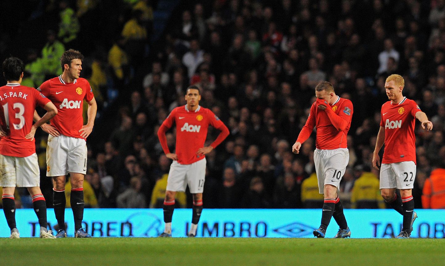Paul Scholes (paremal) ja Wayne Rooney (paremalt teine) koos teiste Manchester Unitedi mängijatega.