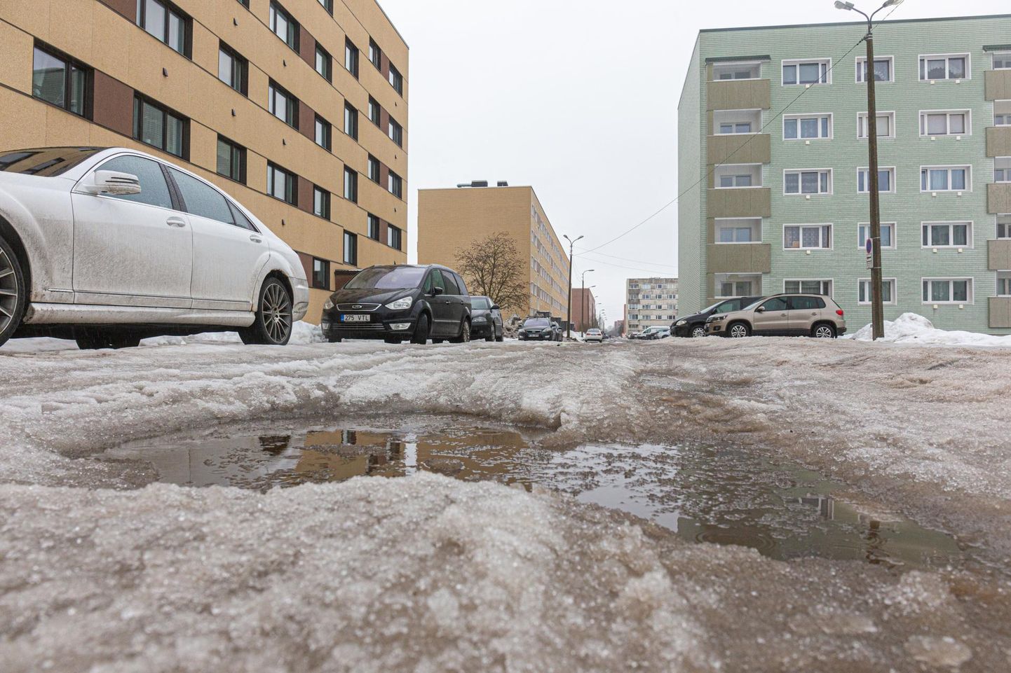 Viljandi tänavate seisukord on keeruline ning mitmel pool on jäässe tekkinud augud.