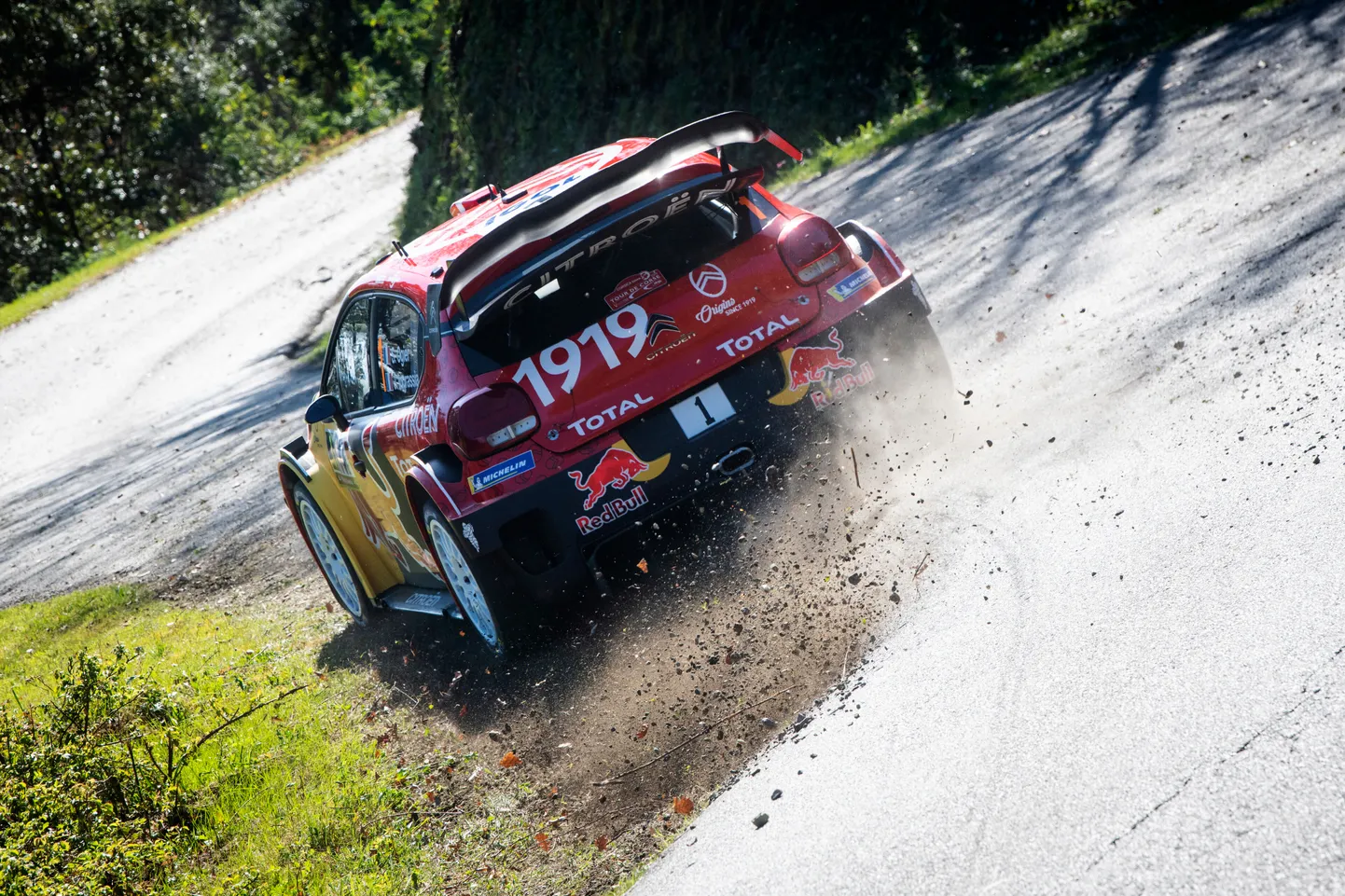 Kuni 2019. aastani sõideti Prantsusmaa MM-etapp Korsika saarel. Fotol Sébastien Ogier Citroeni WRC-auto roolis.