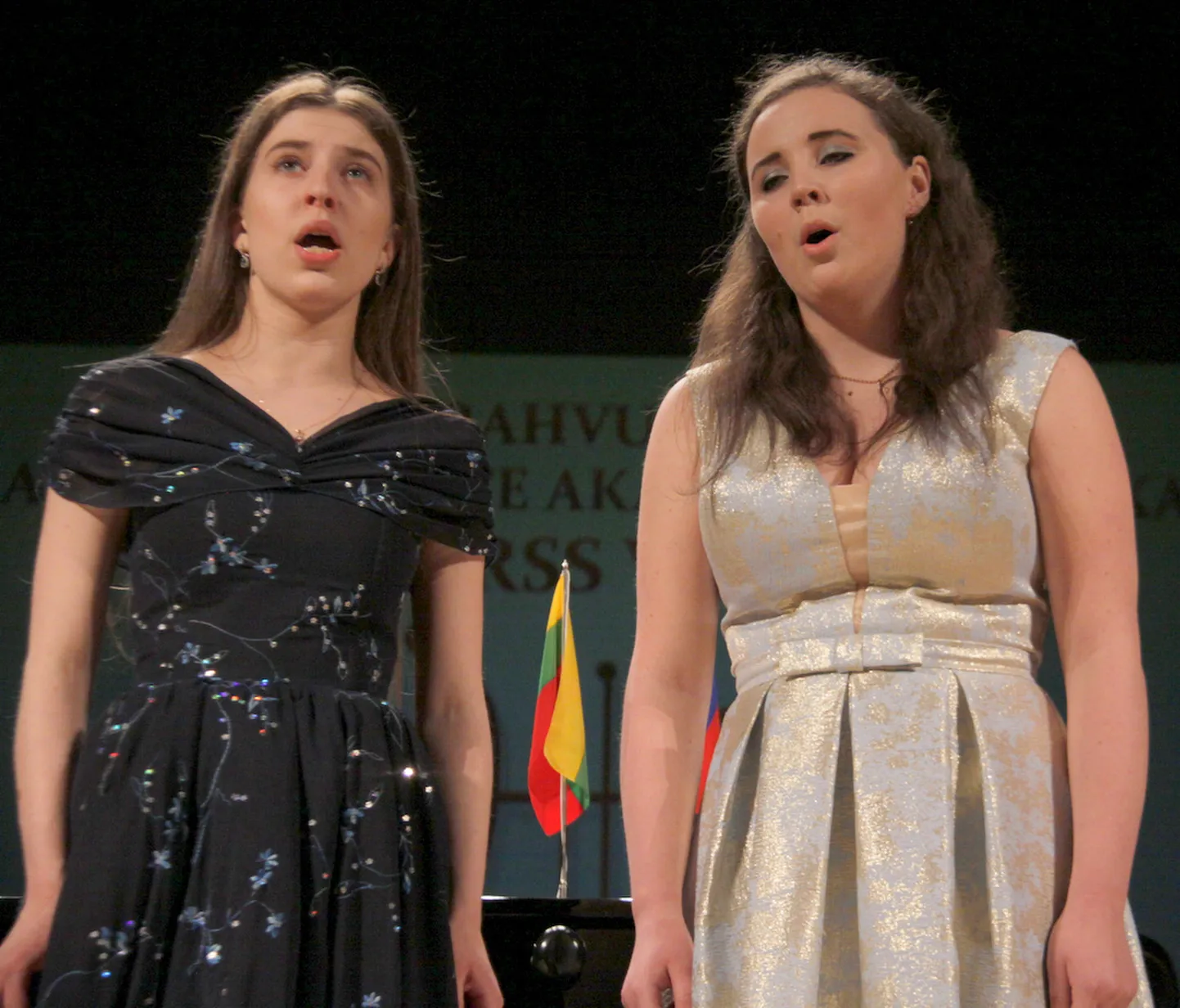 Narva koorikooli duett Darja Gusseinova ja Viktoria Lõkova pälvis mullu ooperikonkursi peaauhinna.