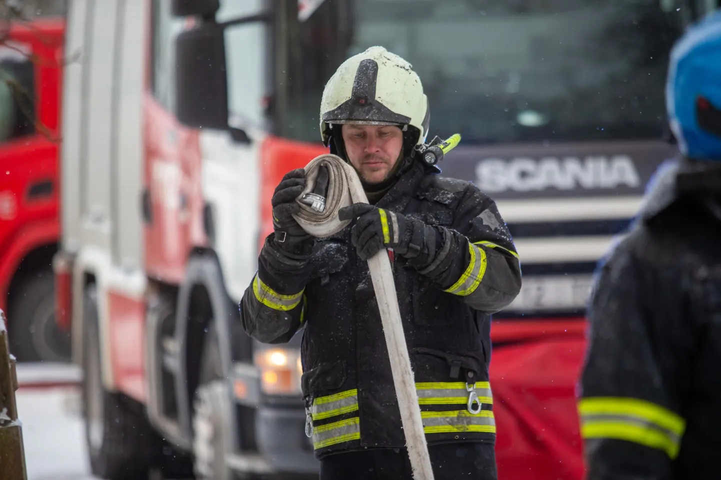 Päästeameti päästja kustutustööde järel voolikuid kokku pakkimas.