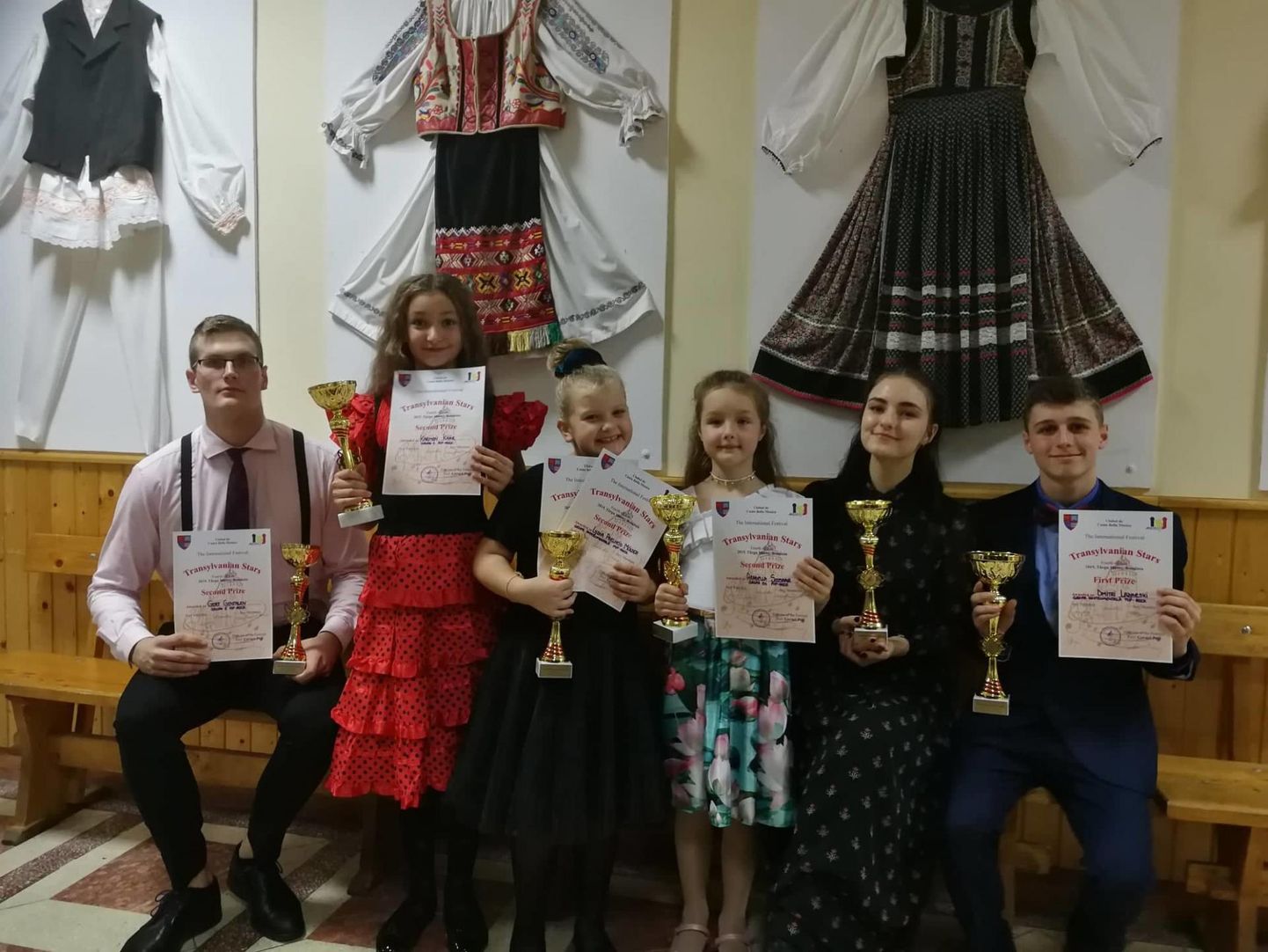Diplomite üle rõõmsad Pärnu Kunstide maja õpilased Rumeenias "Transilvaania tähtede" konkursil.